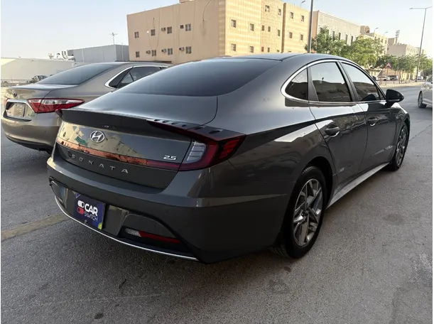 Car image 5