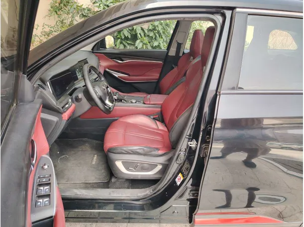 Car image 12