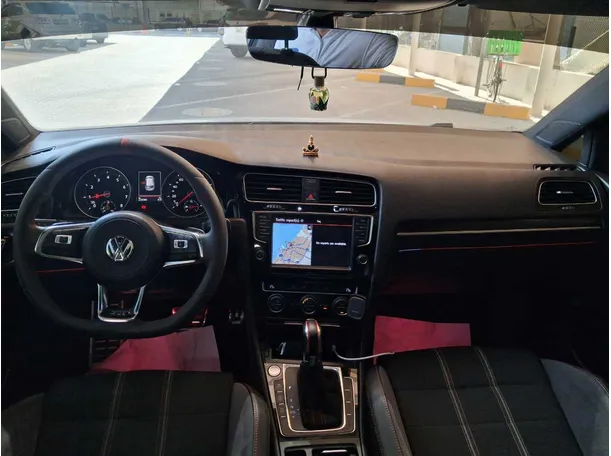 Car image 17
