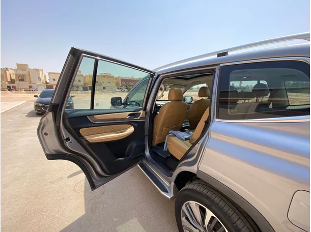 Car image 12