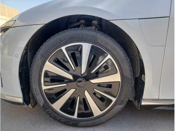 Car image 9