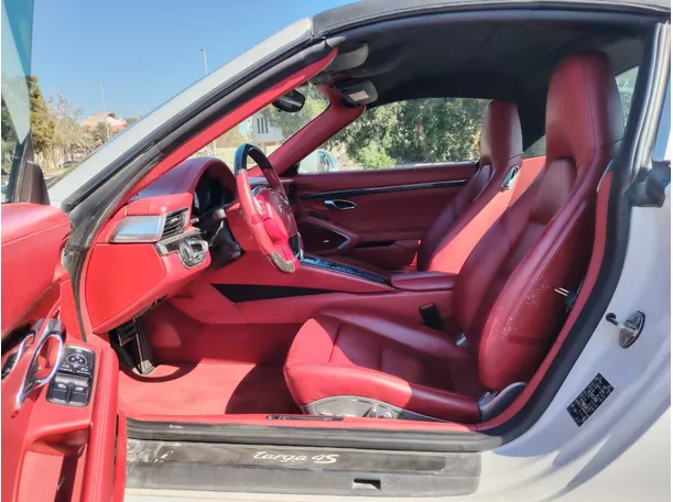 Car image 11