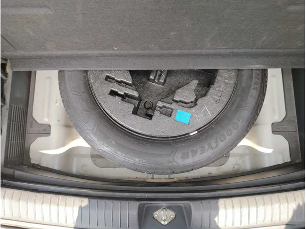 Car image 32