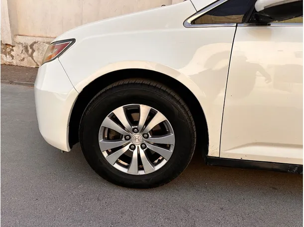 Car image 9