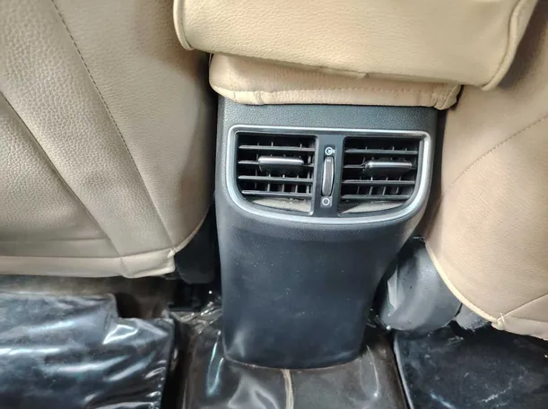 Car image 40