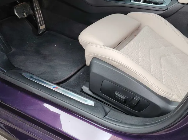 Car image 30