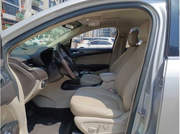 Car image 12