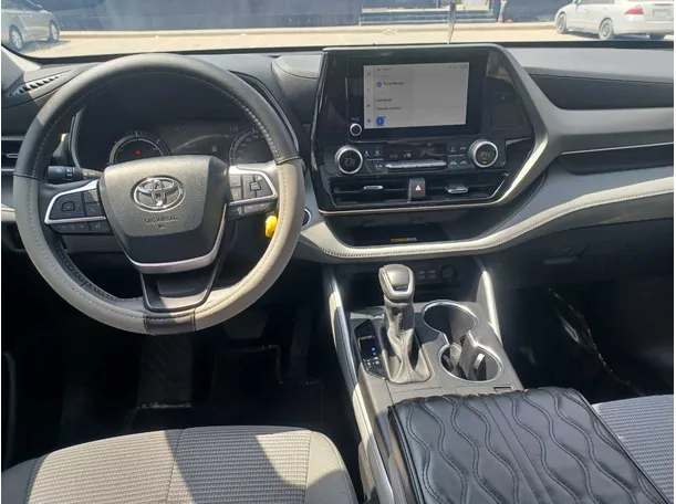 Car image 16