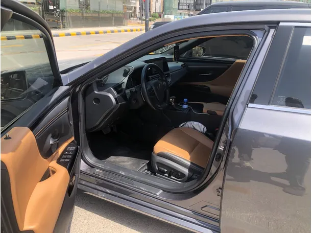 Car image 12