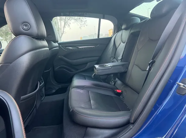 Car image 14