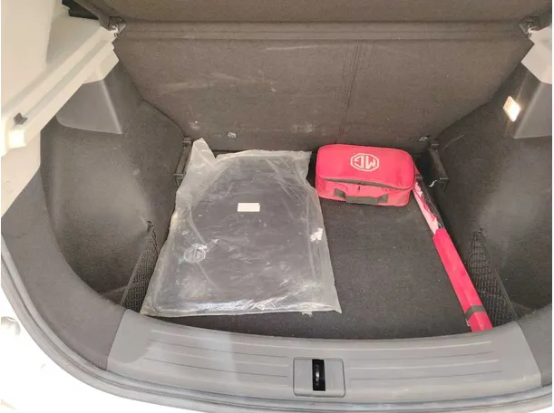 Car image 32