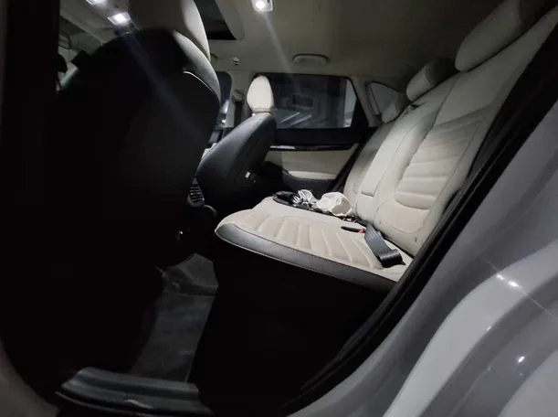 Car image 13