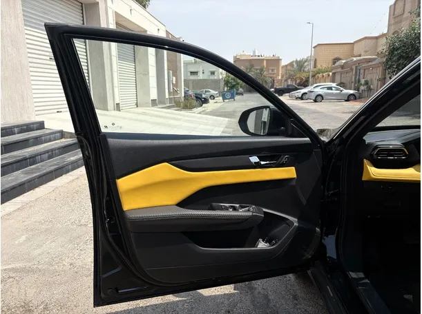 Car image 10