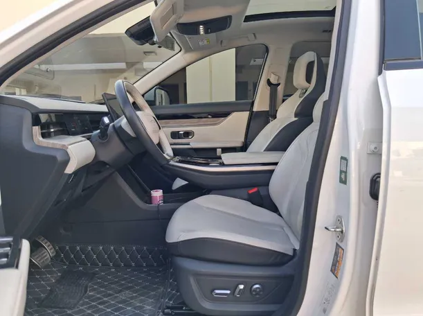 Car image 12