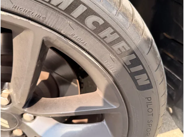 Car image 10