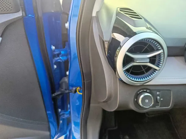 Car image 30