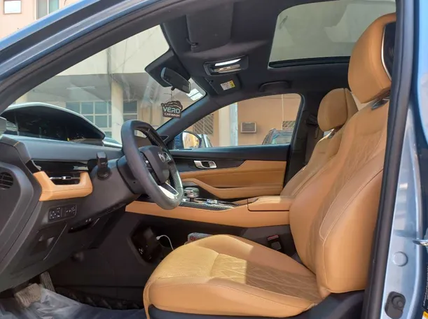 Car image 12