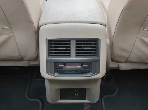 Car image 27