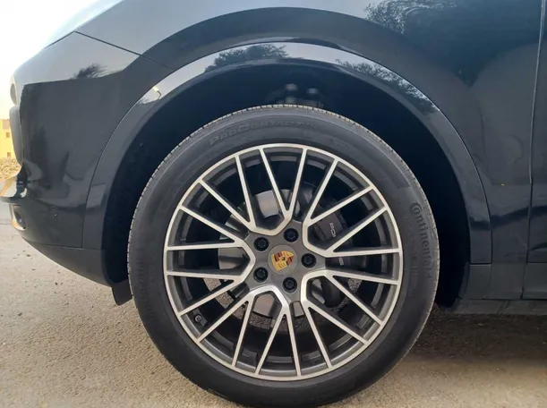 Car image 9
