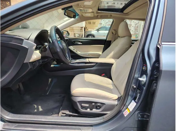 Car image 14