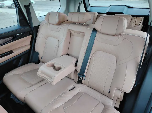 Car image 19