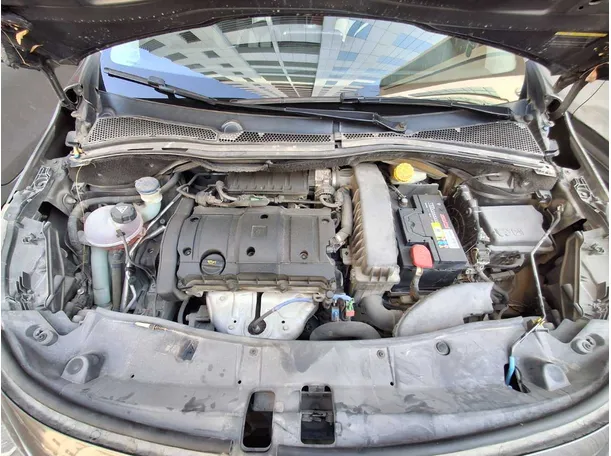 Car image 19