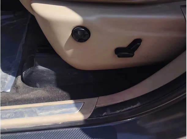 Car image 32
