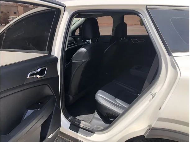 Car image 12