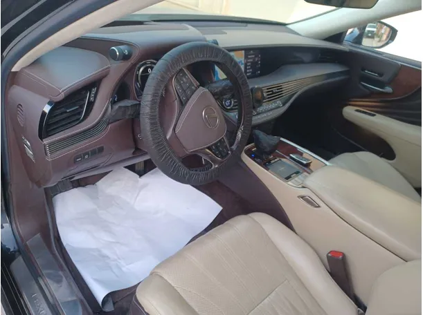 Car image 11