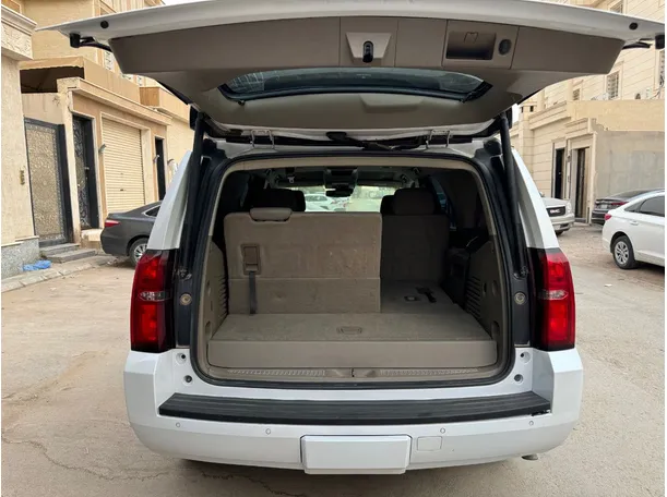 Car image 19