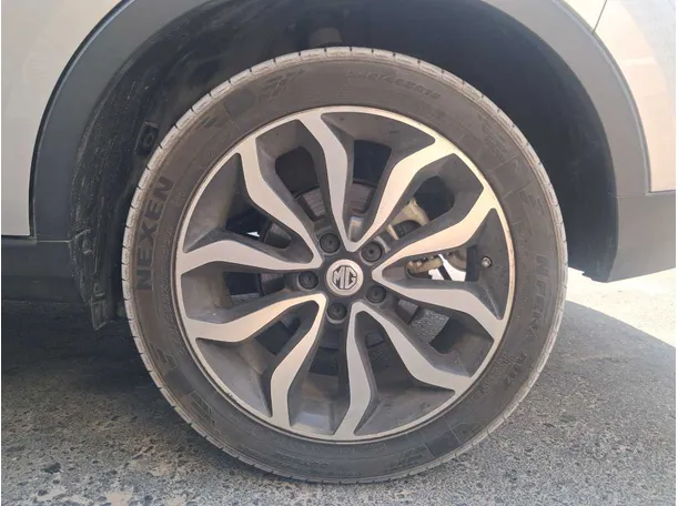 Car image 9