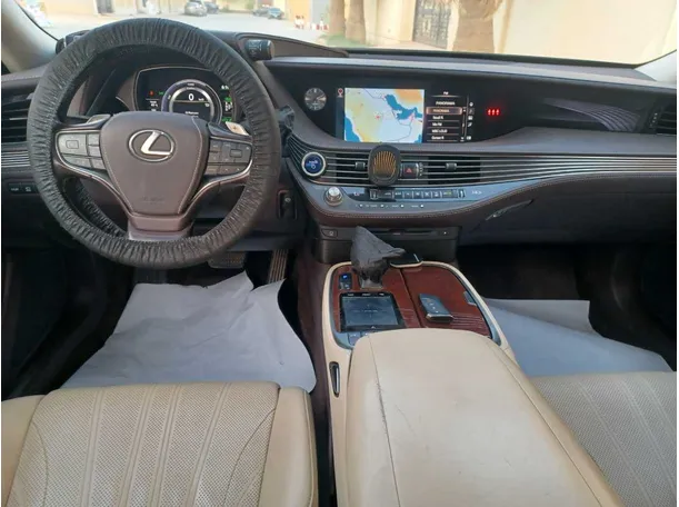 Car image 16