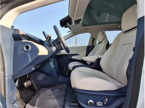 Car image 12