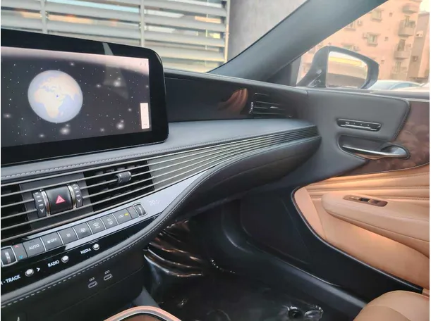 Car image 23