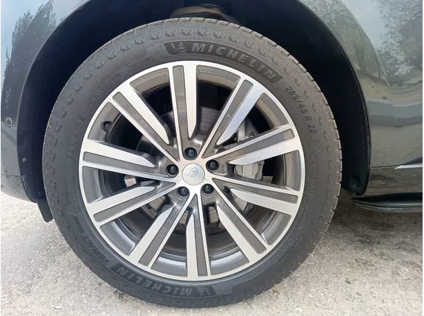 Car image 10