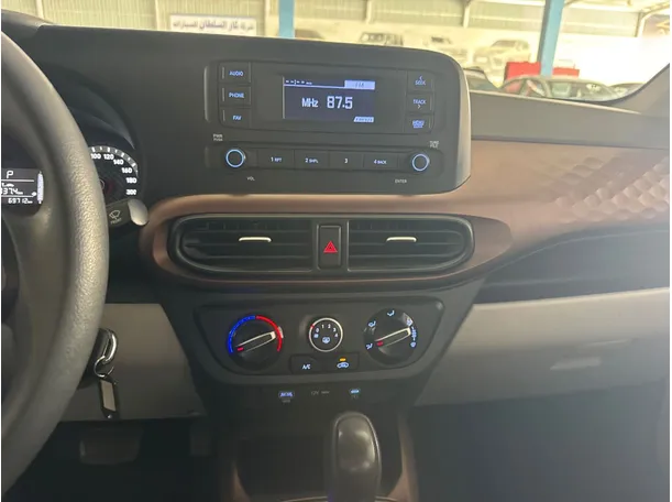 Car image 12
