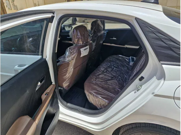 Car image 14