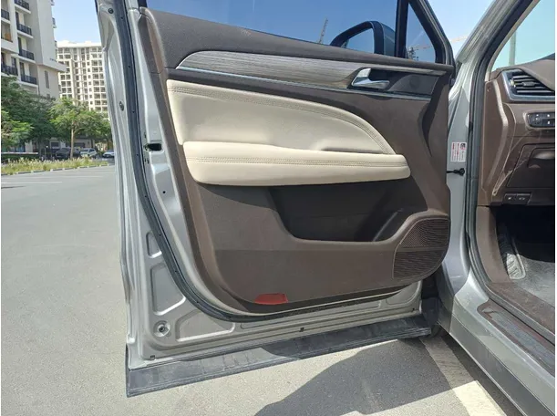 Car image 10
