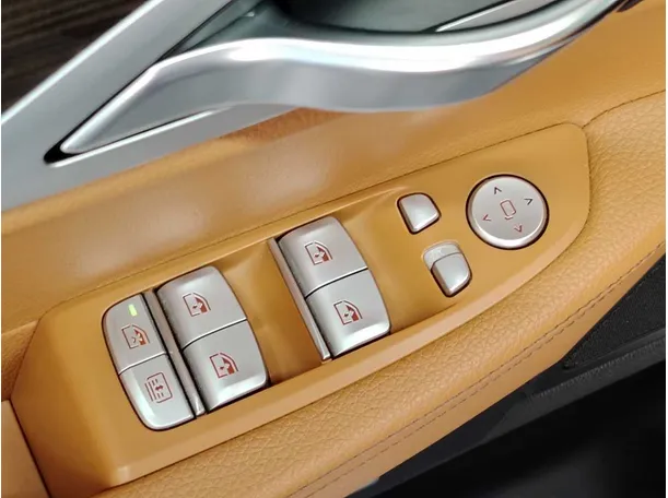 Car image 26