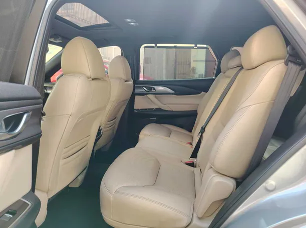 Car image 19