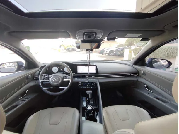 Car image 18