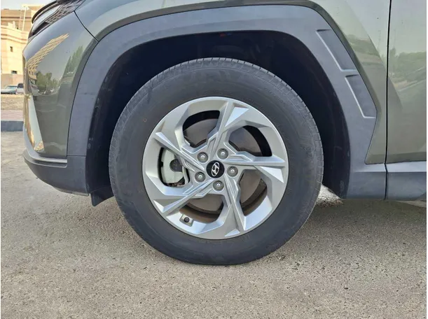 Car image 9