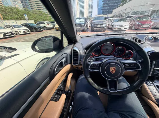 Car image 11