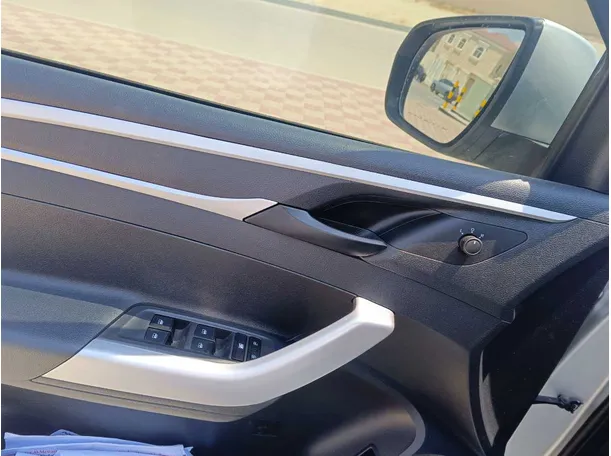 Car image 27