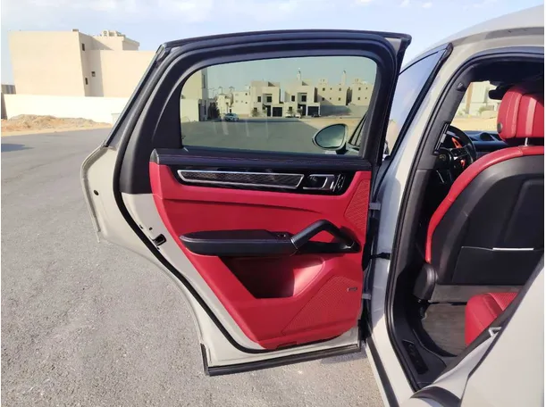 Car image 14