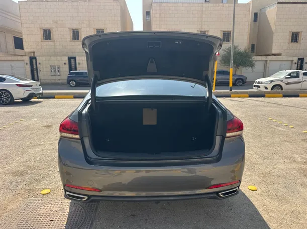 Car image 19