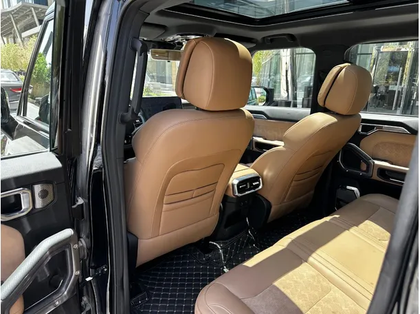 Car image 15