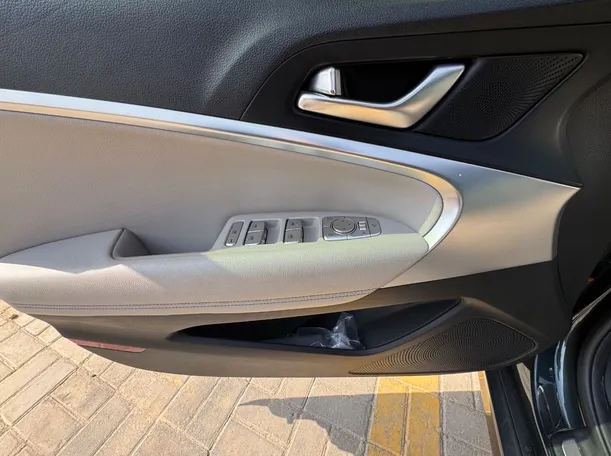Car image 24