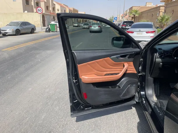 Car image 10