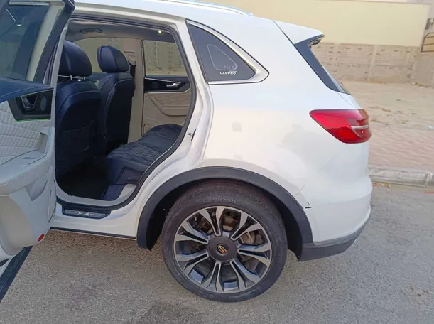 Car image 16